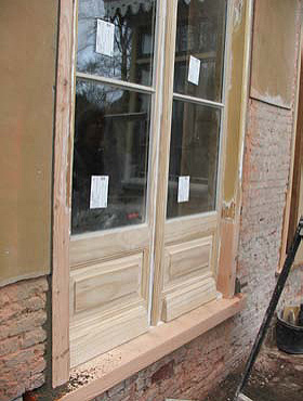 Houten deur met raam