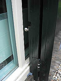 scharnier en sluiting van rechterdeur in half-open toestand