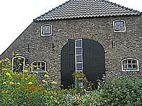 dubbele deuren, rechts helemaal dicht, links half dicht