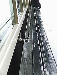 ingefreesde sluiting voor scharnierende deur