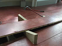 voorzichtig uithalen van vloerdelen