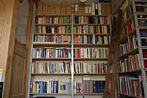 nieuwe situatie: hoge boekenkast van metalen frame met houten kaasplanken