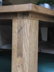 detail van donkergekleurde eiken tafel